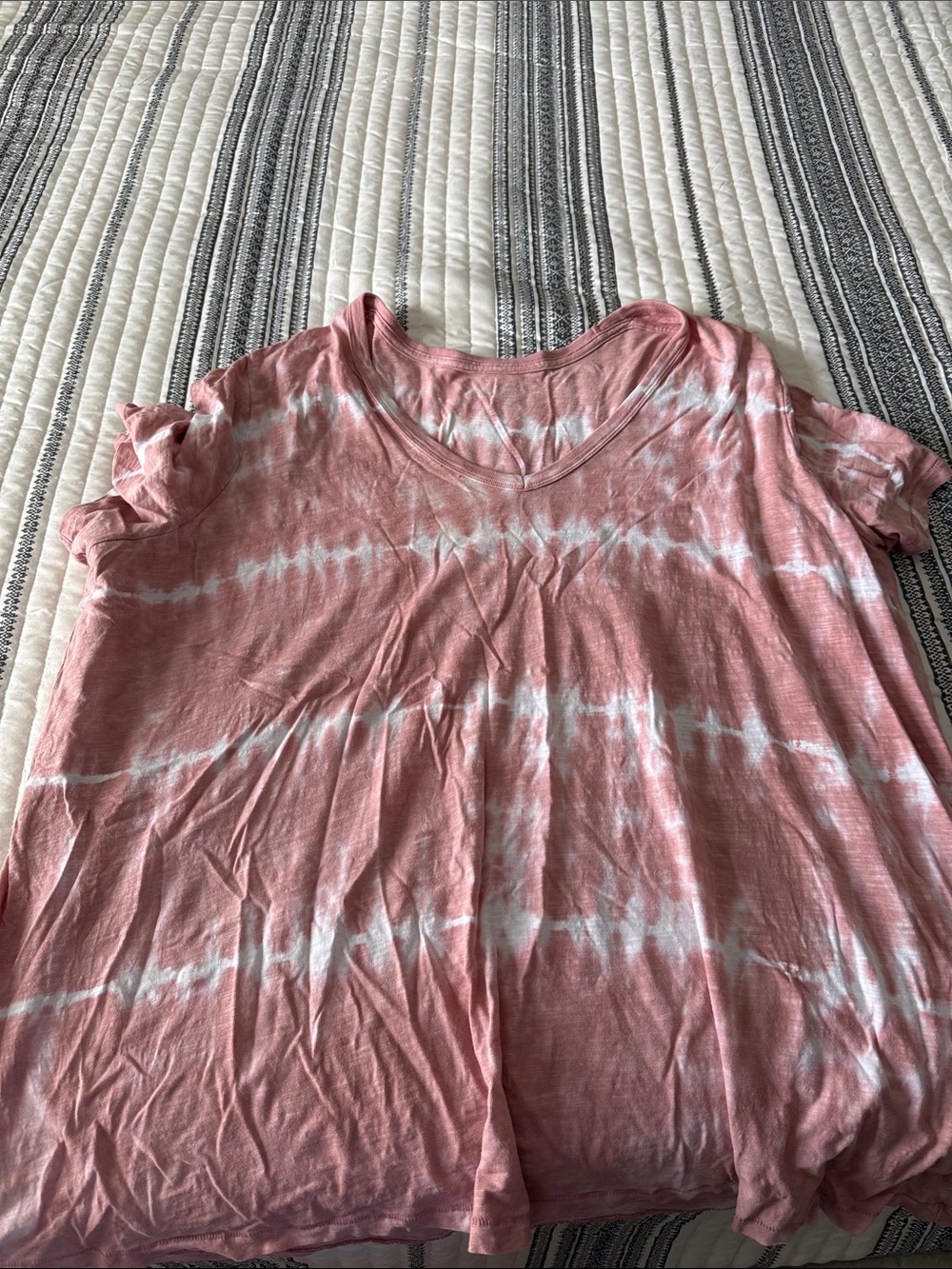 Universal Thread Women’s Pink Tie-Dye V-Neck Top